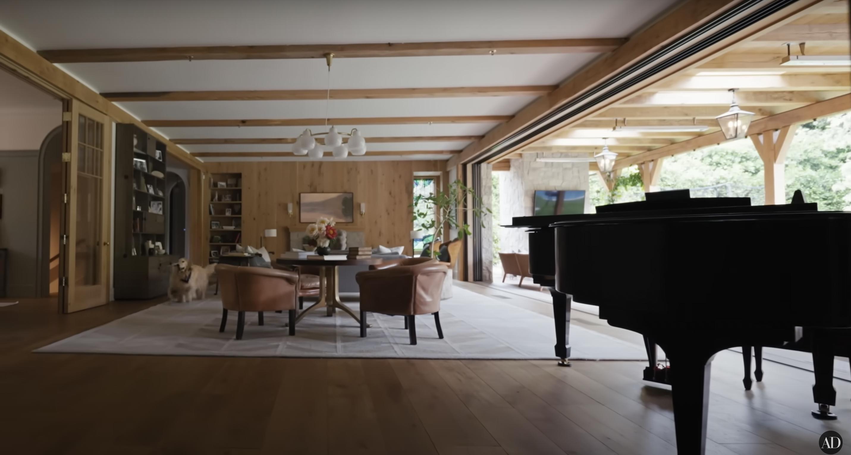 Jennifer Garner's living room, dated September 3, 2024 | Source: YouTube/@Archdigest