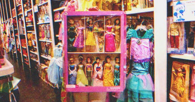Das Mädchen wanderte durch die überfüllten Regale des Ladens und suchte nach dieser besonderen Puppe | Quelle: Shutterstock