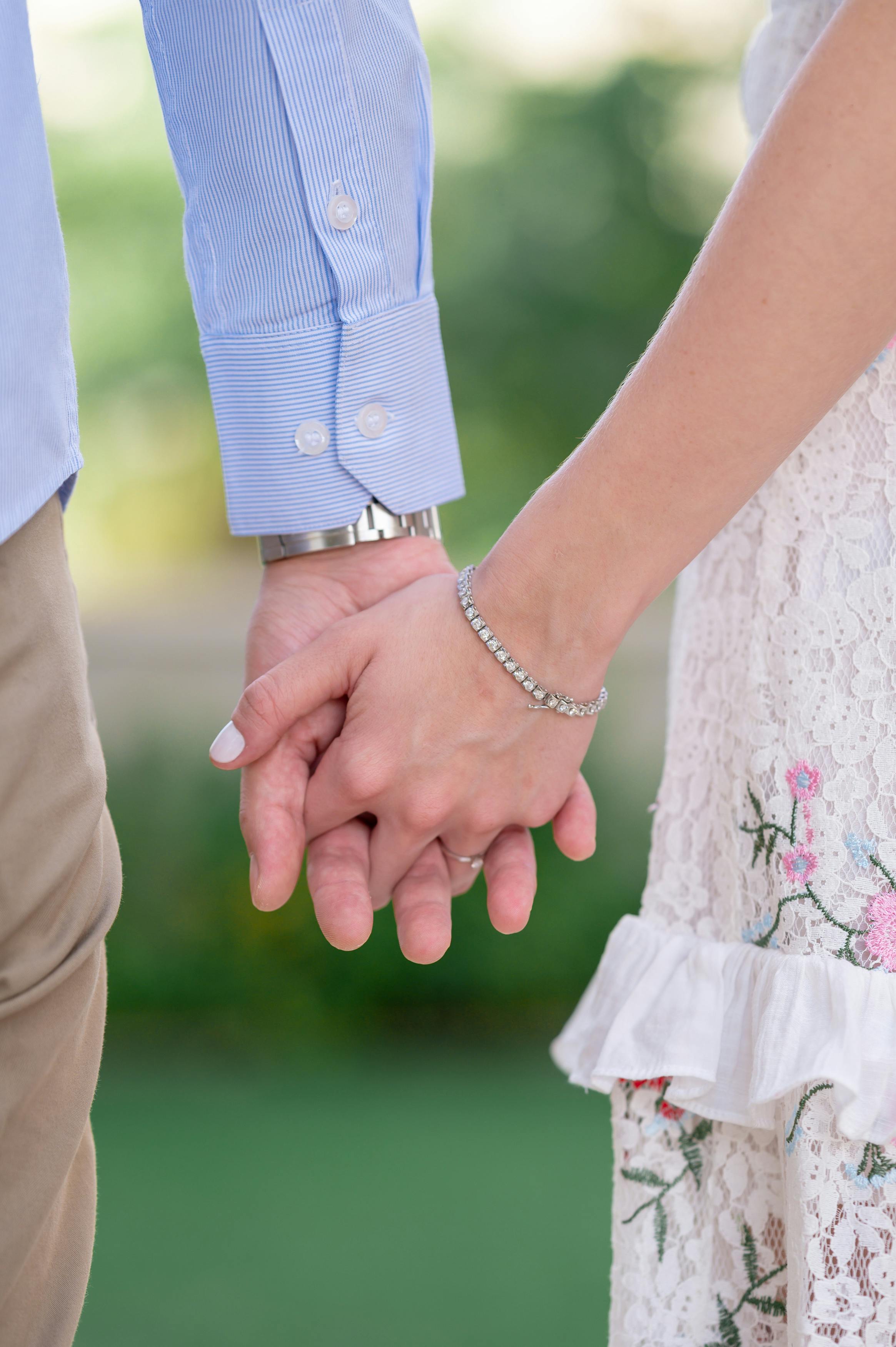 A couple holding hands | Source: Pexels