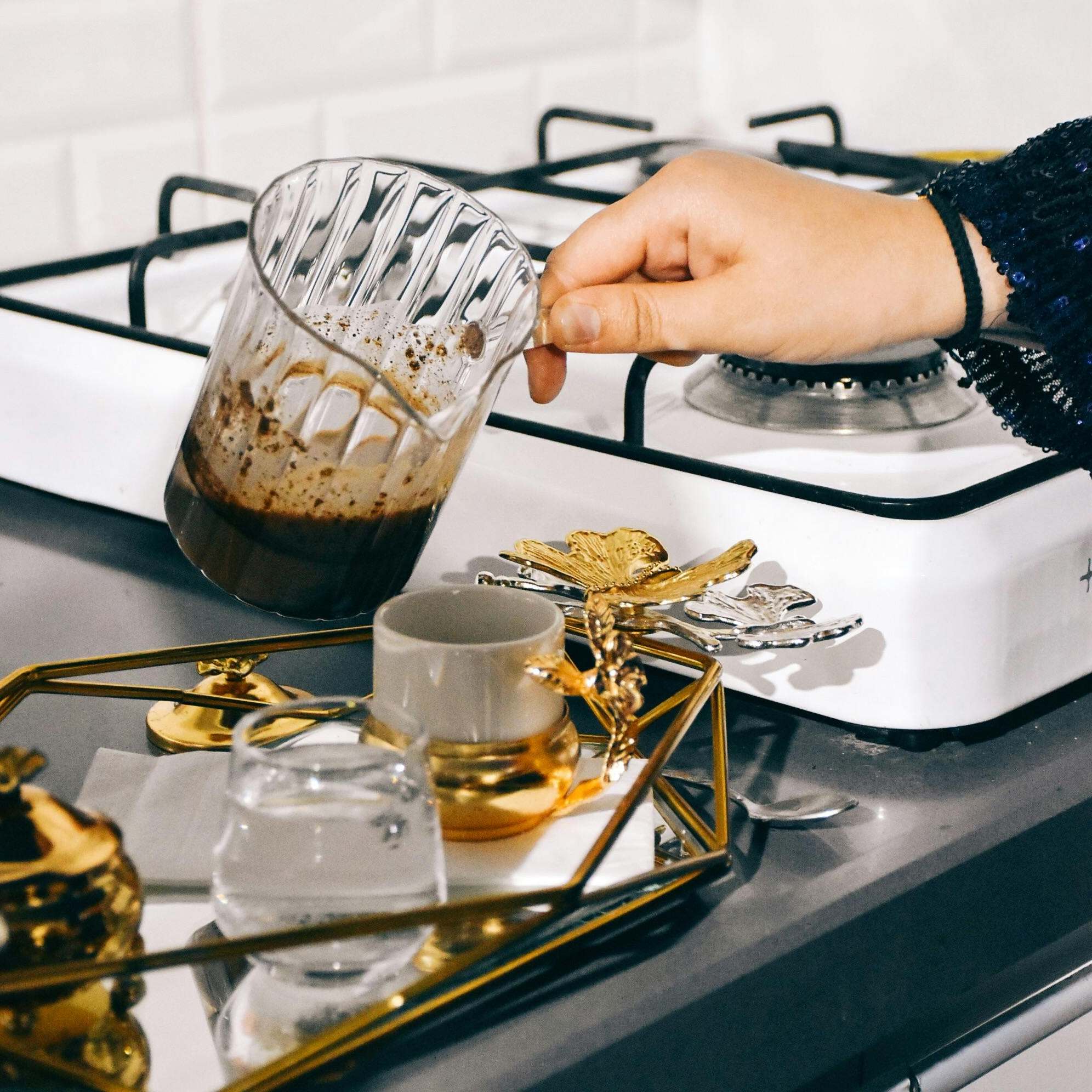 A woman's hand pouring freshly-brewed coffee | Source: Pexels