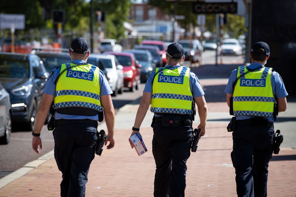 Des policiers en patrouille | source : Getty images