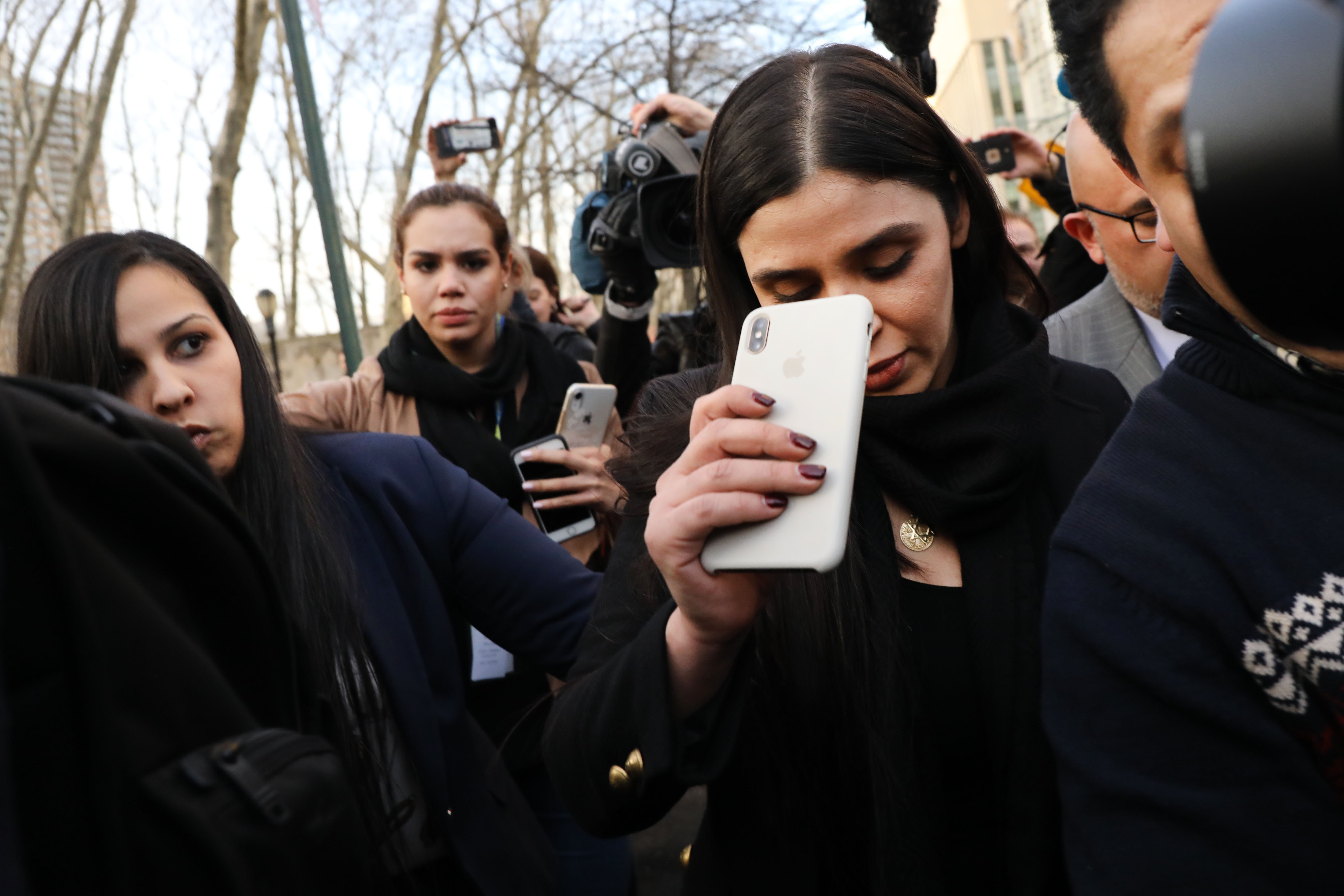 Emma Coronel rodeada de personal de seguridad el pasado 17 de julio en las afueras del tribunal que sentenció a "El Chapo" a cadena perpetua. || Fuente: Getty Images Emma Coronel rodeada de personal de seguridad el pasado 17 de julio en las afueras del tribunal que sentenció a "El Chapo" a cadena perpetua. || Fuente: Getty Images