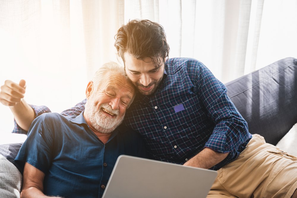 Hombre mayor compartiendo con un joven. | Foto: Shutterstock