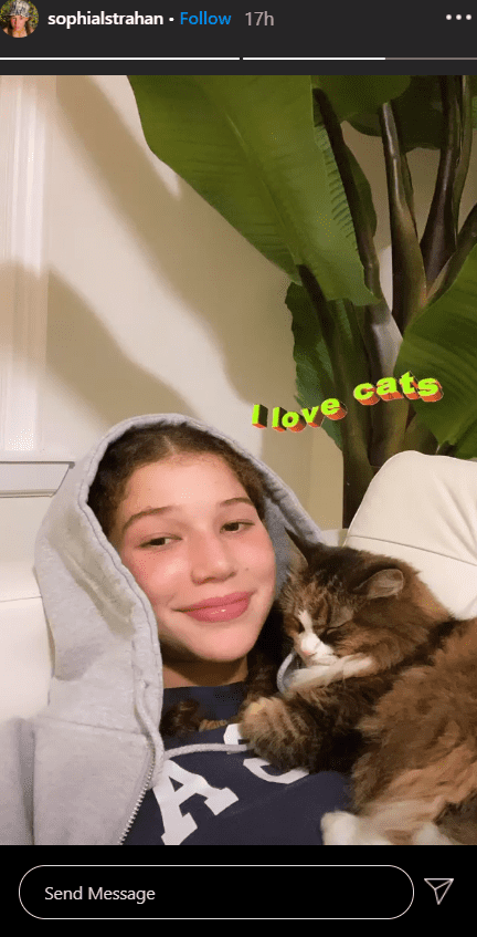Michael Strahan's teenage daughter, Sophia Strahan smiling cutely at the camera while holding her cat. | Photo: Instagram/sophialstrahan 