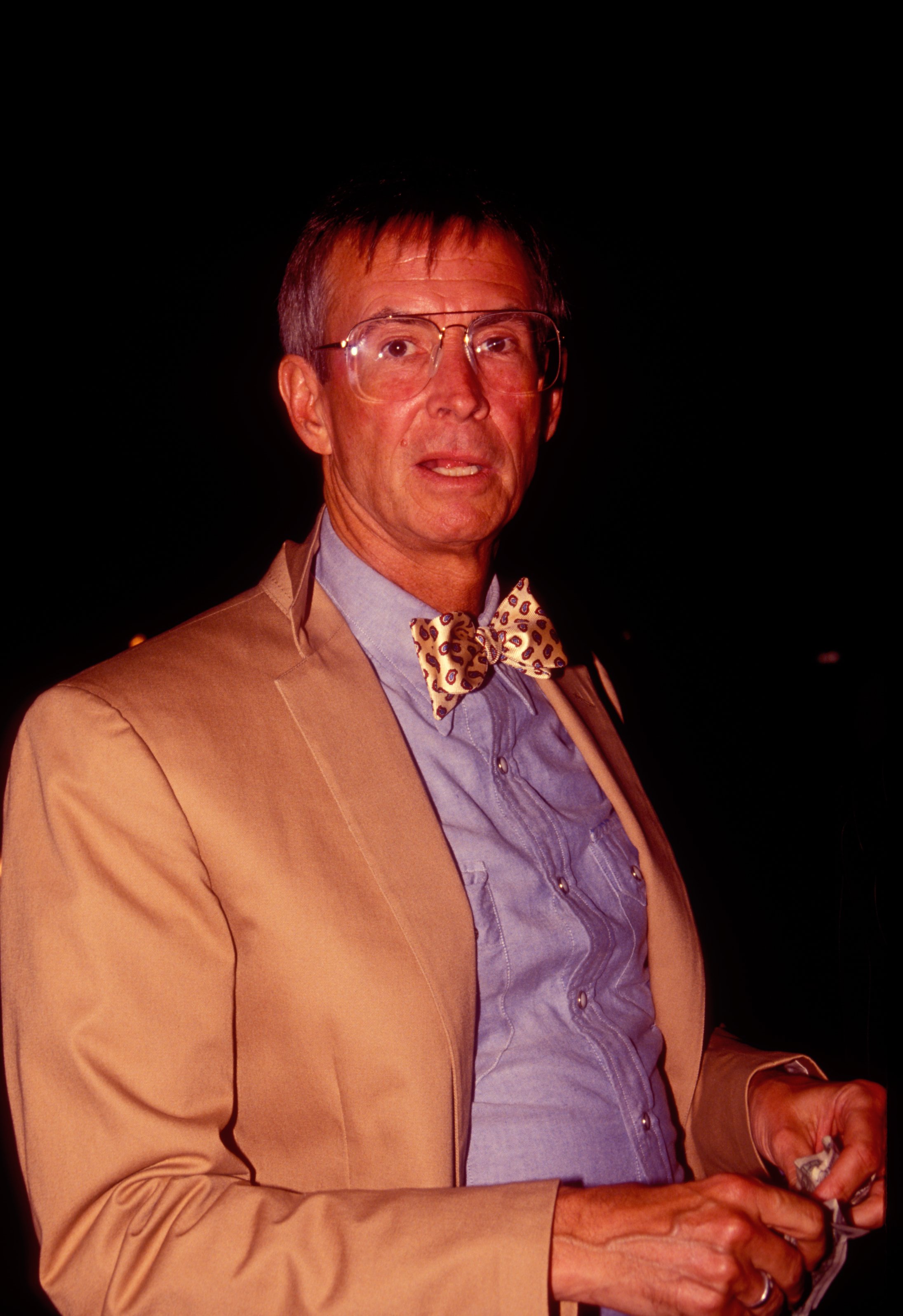 Actor Anthony Perkins leaves Spago restaurant in 1991 in Los Angeles | Photo: Shutterstock