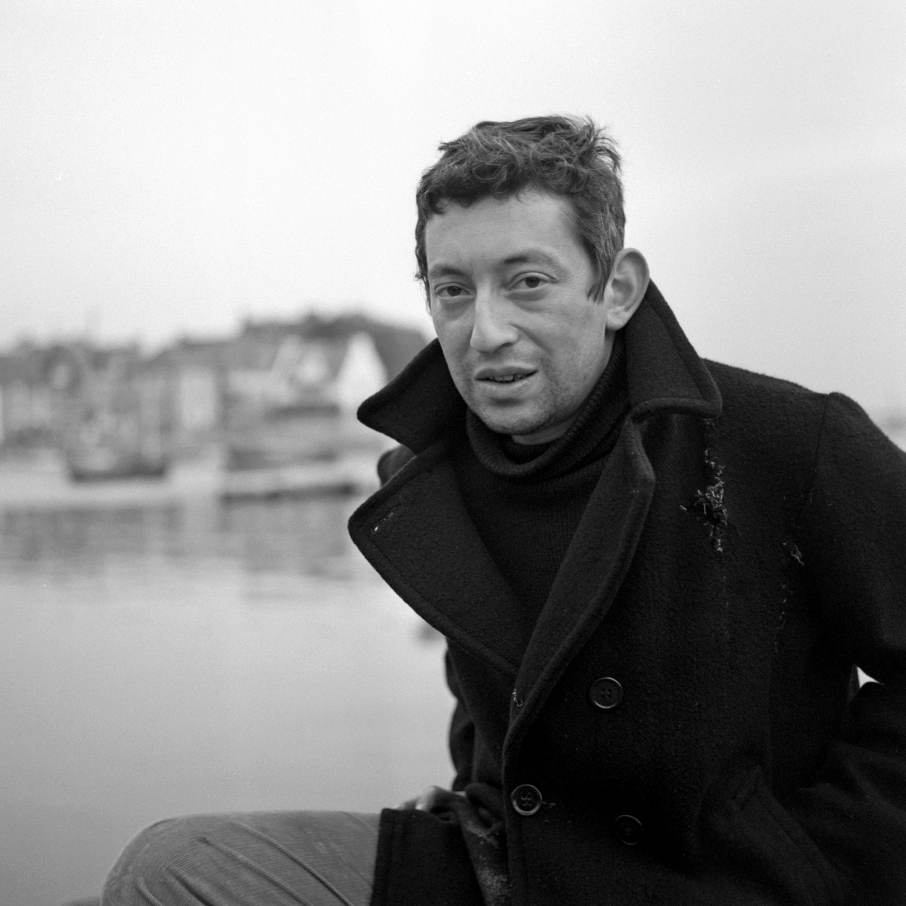 Serge Gainsbourg en tournage extérieur pour l'émission "To the four winds of the wide". | Photo : Getty Images