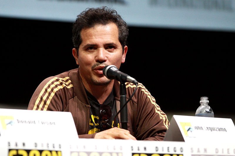 John Leguizamo speaking at the 2013 San Diego Comic Con International. | Source: Wikimedia Commons