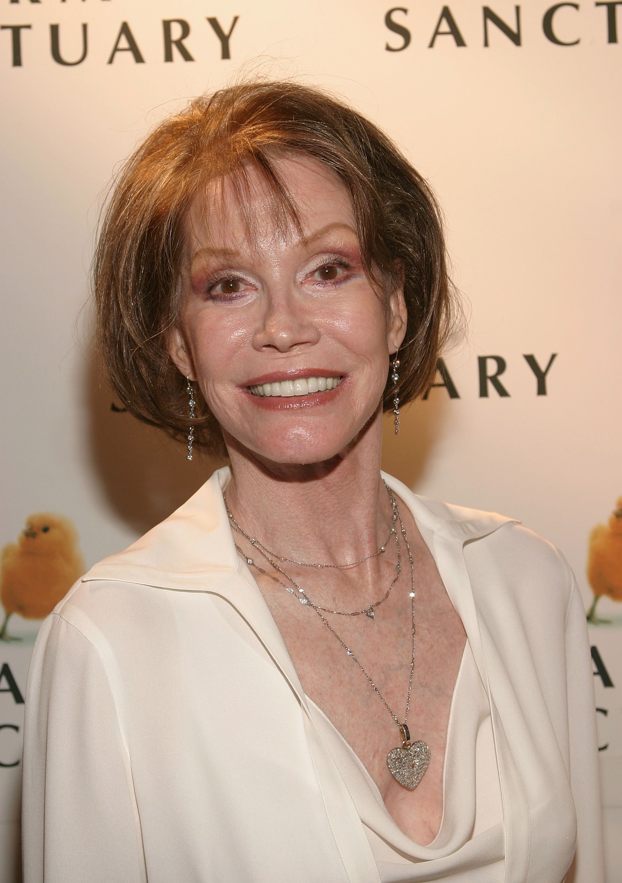 Mary Tyler Moore at the Farm Sanctuary Gala held at The Plaza Hotel on May 22, 2004, in New York City | Photo: Thos Robinson/Getty Images