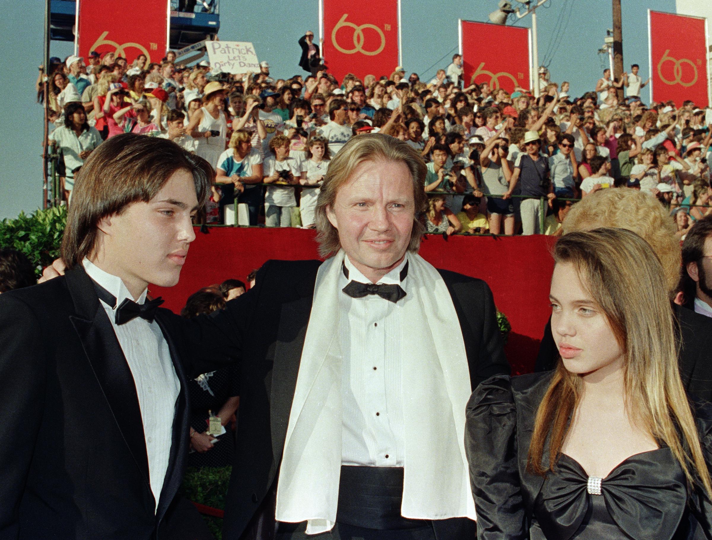 James Haven, John Voight and Angelina Jolie arrive at the Academy Awards on April 11,1988 in Los Angeles, California. | Source: Getty Images