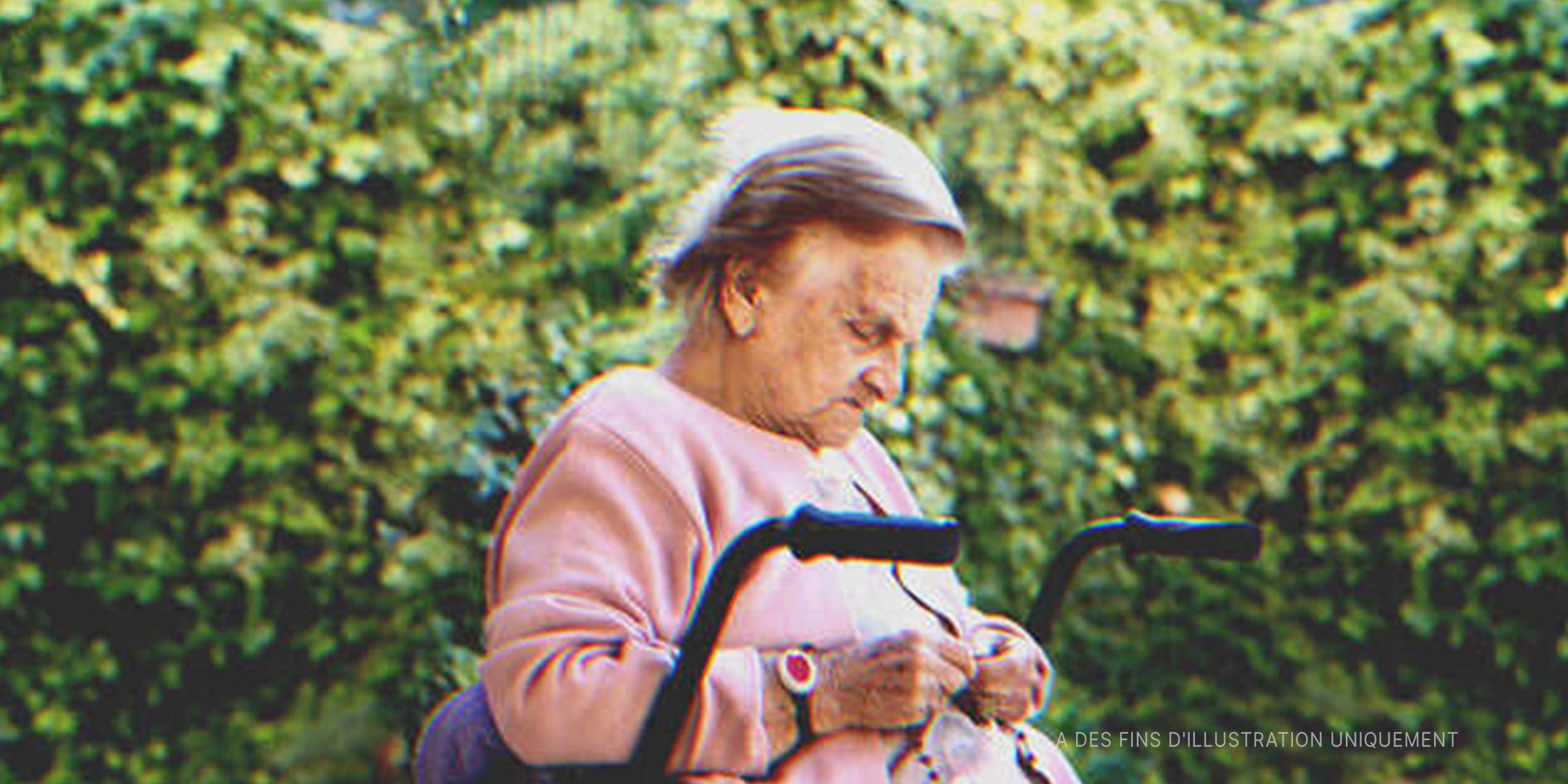 Une femme âgée assise dans un fauteuil roulant І Source : Getty Images