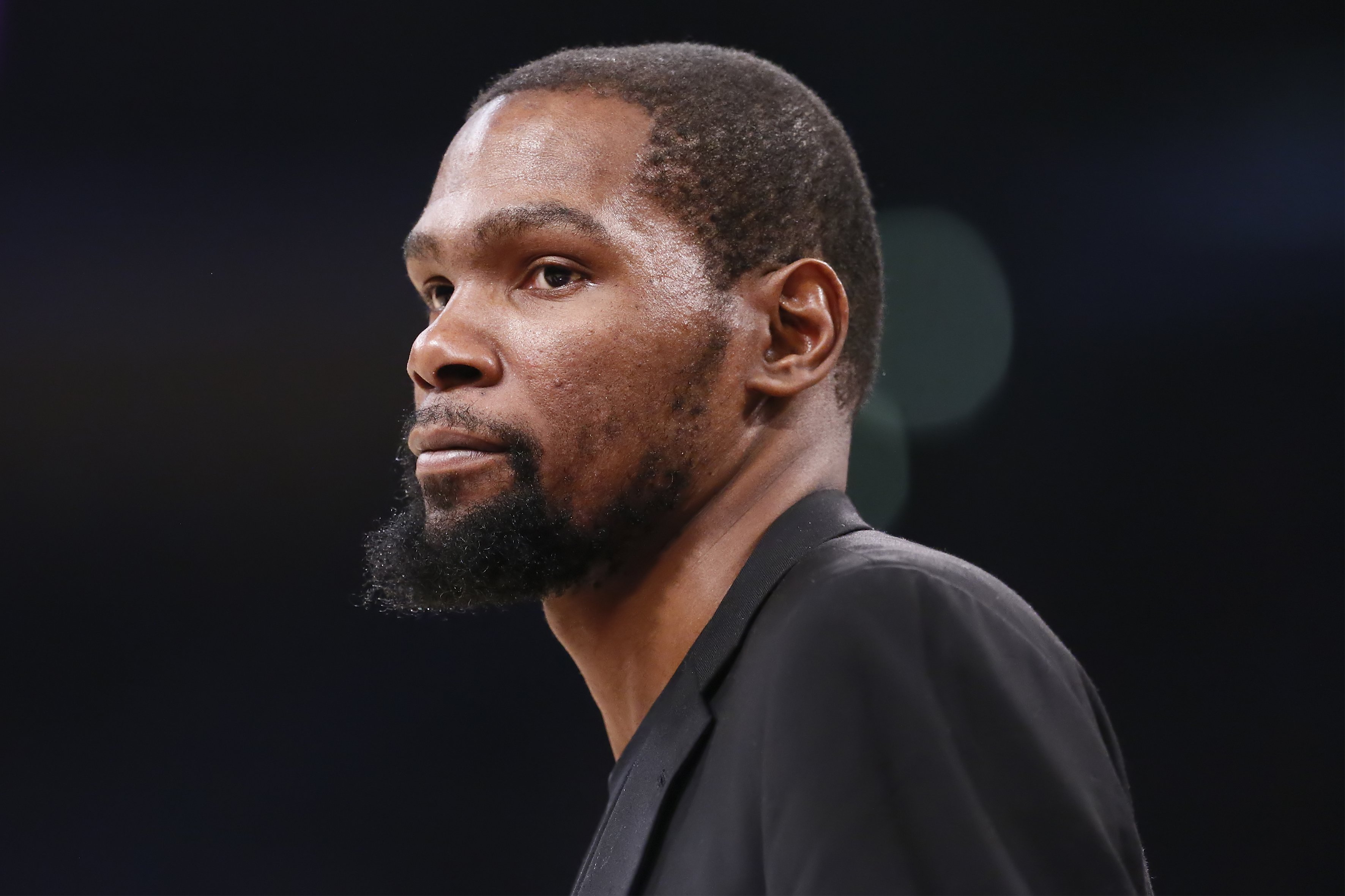  Kevin Durant looks on during a game at the Staples Center on March 10, 2020 in Los Angeles, CA | Photo: GettyImages