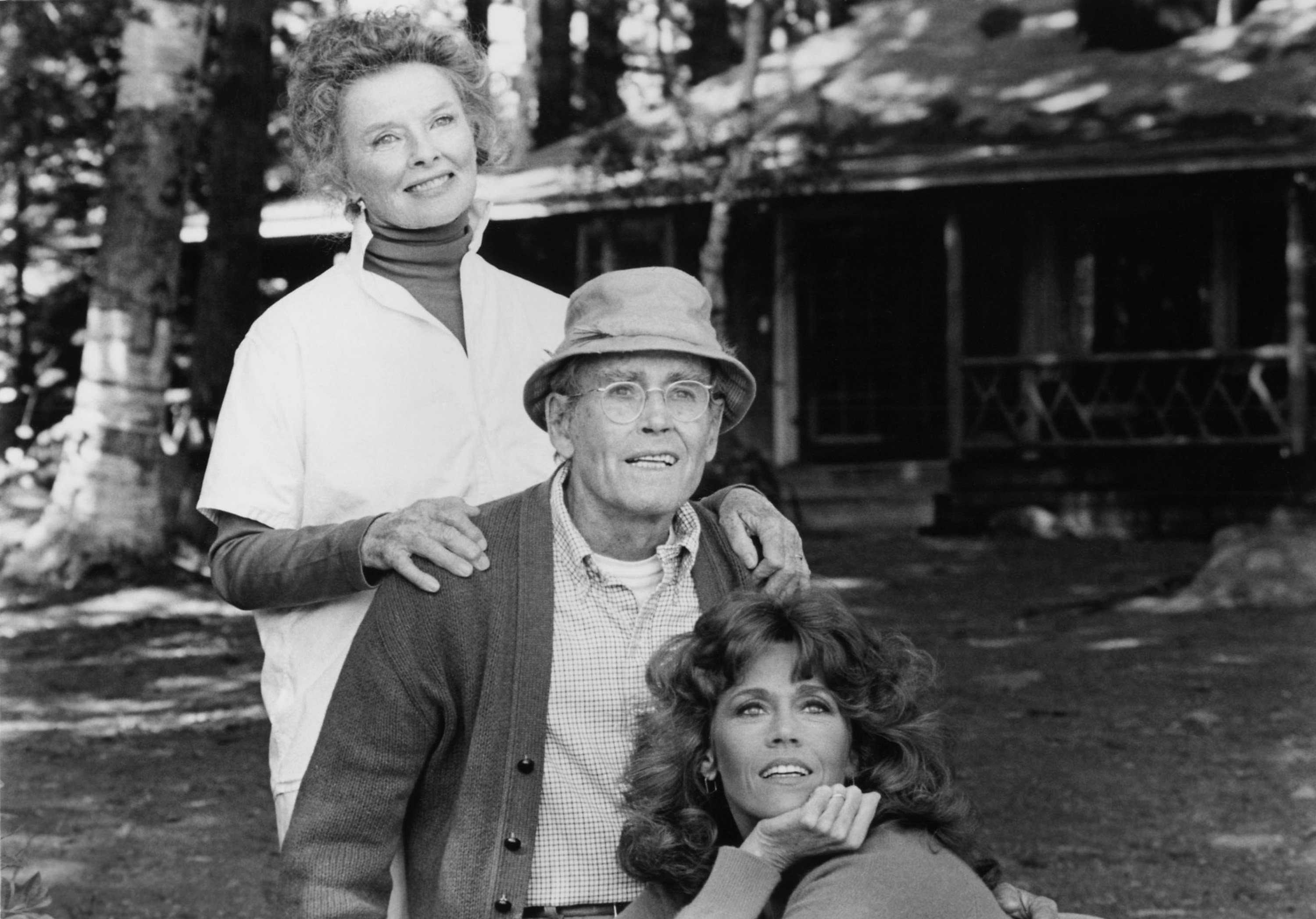 Katharine Hepburn als Ethel Thayer, Henry Fonda als Norman Thayer Jr., Jane Fonda als Chelsea Thayer Wayne im Film "On Golden Pond" | Quelle: Getty Images