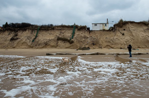 Un homme promène son chien le long de la plage d'Hemsby. |Photo : Getty Images Un homme promène son chien le long de la plage d'Hemsby. |Photo : Getty Images