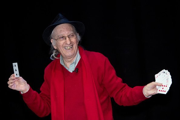 El mago español Juan Tamariz presenta 'Magia Potagia y Más' en el Teatro Galileo el 25 de febrero de 2016 en Madrid, España. | Foto: Getty Images