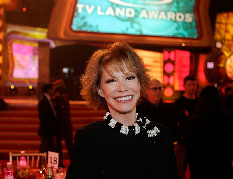 Mary Tyler Moore on March 19, 2006 in Santa Monica, California | Photo: Getty Images 