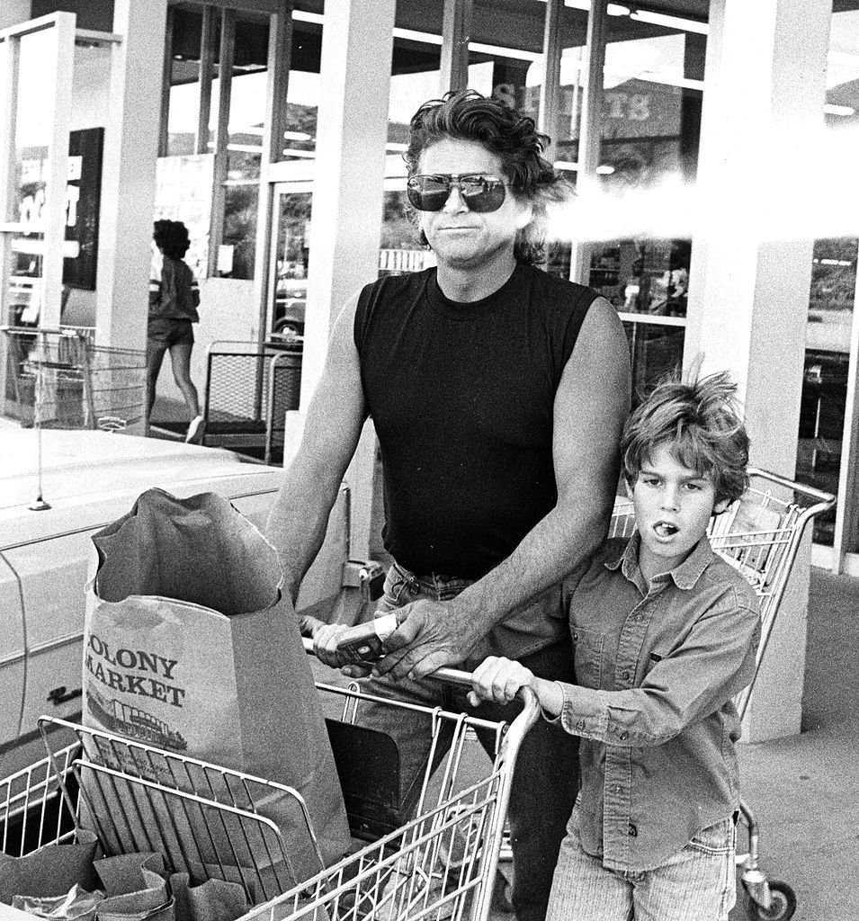 Michael Landon und sein Sohn Christopher Landon wurden am 31. März 1984 im Colony Market Food Store in Malibu, Kalifornien, gesichtet. (Foto von Ron Galella) I Quelle: Getty Images