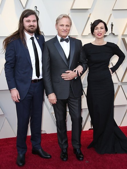 Henry Mortensen, Viggo Mortensen y Ariadna Gil asisten a la 91 entrega anual de los Premios de la Academia en Hollywood y Highland el 24 de febrero de 2019 en Hollywood, California. | Fuente: Getty Images