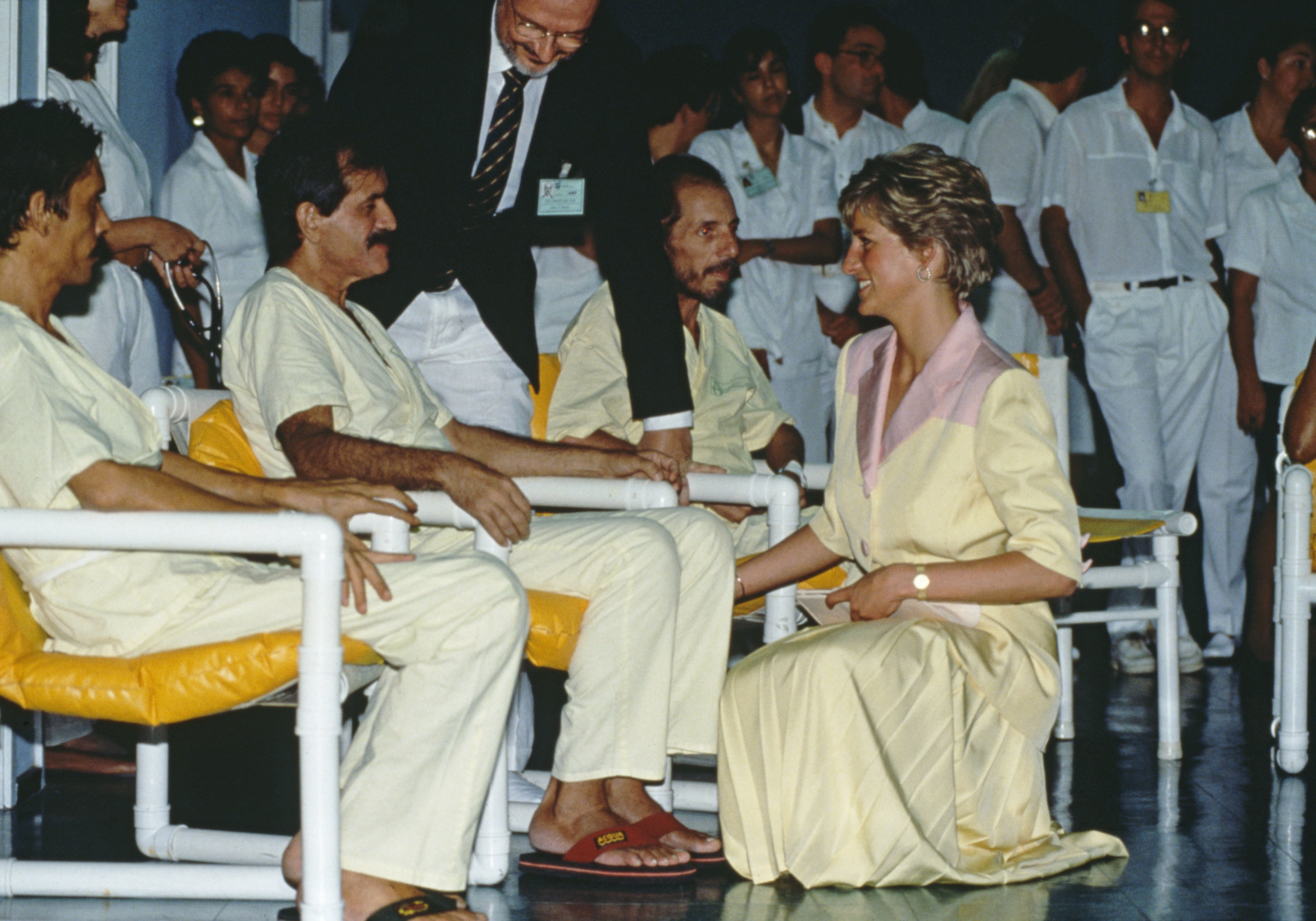 Diana, Princess of Wales (1961 - 1997) visiting patients suffering from AIDS at the Hospital Universidade in Rio de Janeiro, Brazil, 25th April 1991. | Source: Getty Images
