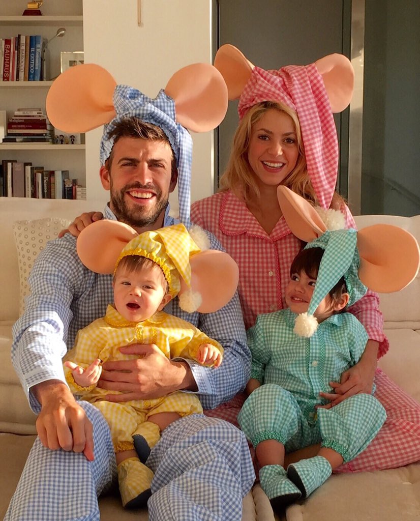Gerard Piqué and Shakira with their sons from a post dated November 1, 2015. | Source: X/shakira