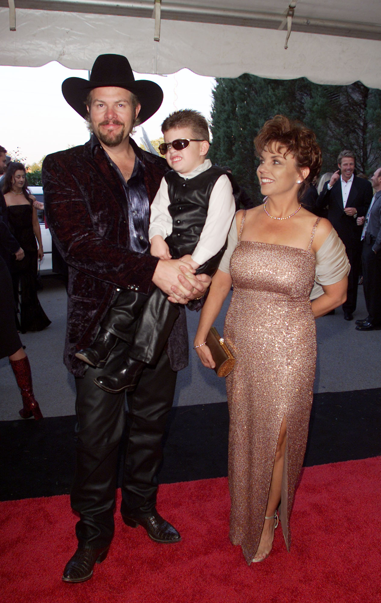 Toby Keith with Tricia Lucus and  Stelen Keith Covel arrive for the 34th Annual CMA Awards at the Grand Old Opry in Nashville, Tennessee on July 28, 2003. | Source: Getty Images