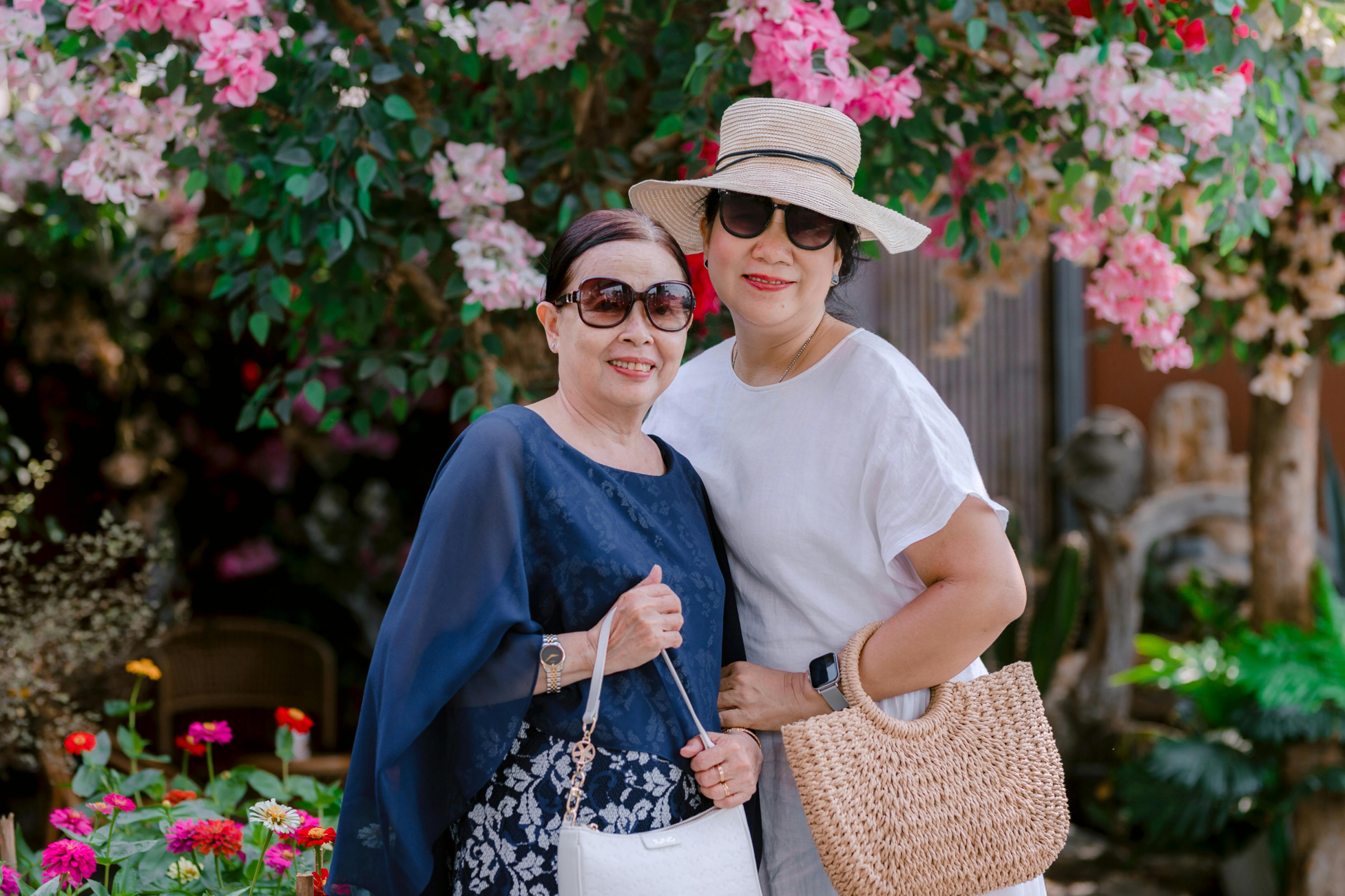 Friends posing for a photo together | Source: Pexels