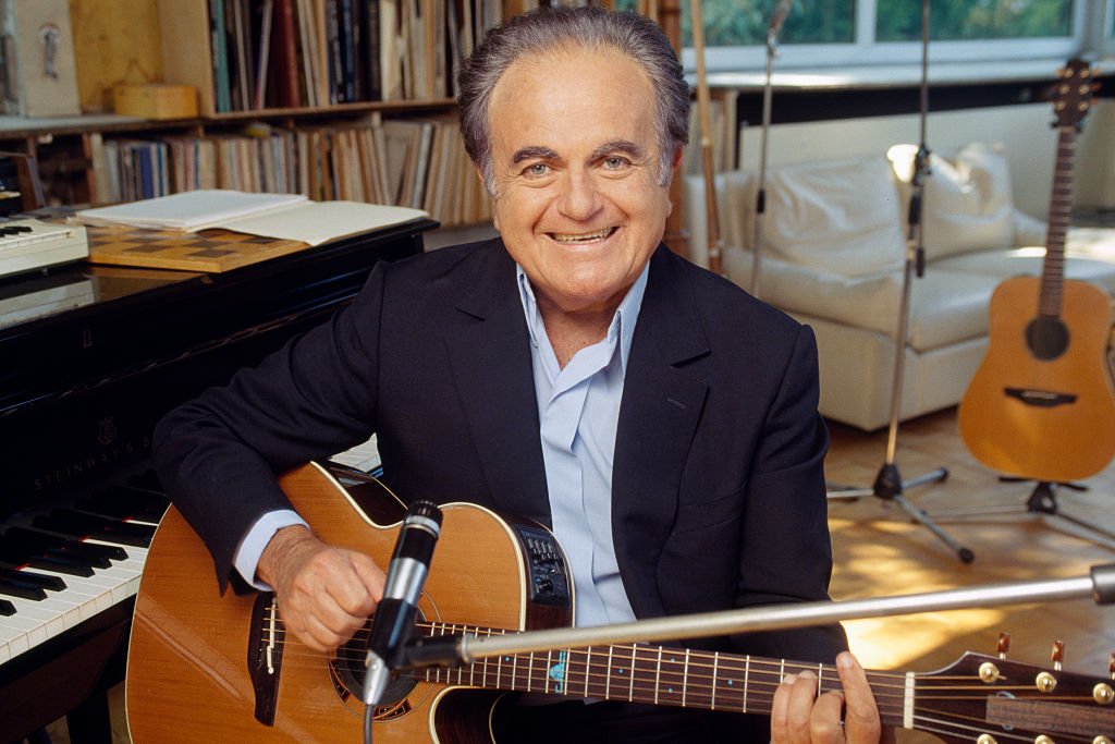 Le chanteur français Guy Beart. | Photo : Getty Images Le chanteur français Guy Beart. | Photo : Getty Images