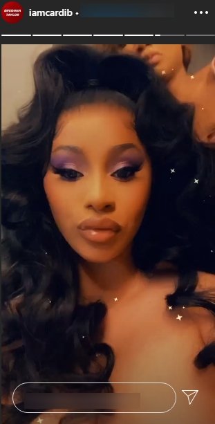 Cardi B showing off her smokey eye makeup | Photo: Instagram/iamcardib