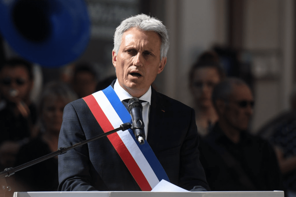 Le maire de Caen, Joël Bruneau, s'adresse à la foule lors du 75ème anniversaire de la libération de la rive gauche de Caen le mardi 9 juillet 2019, à Caen, en Normandie, France. | Photo : Getty Images
