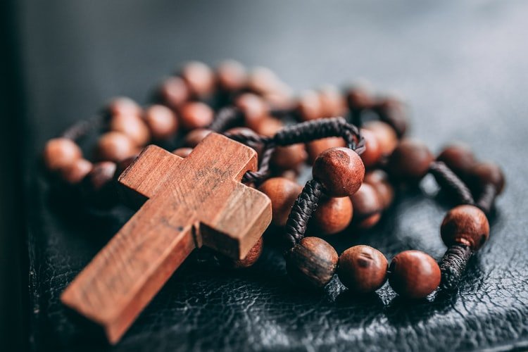 A picture of a rosary used by catholics. | Photo: Unsplash.