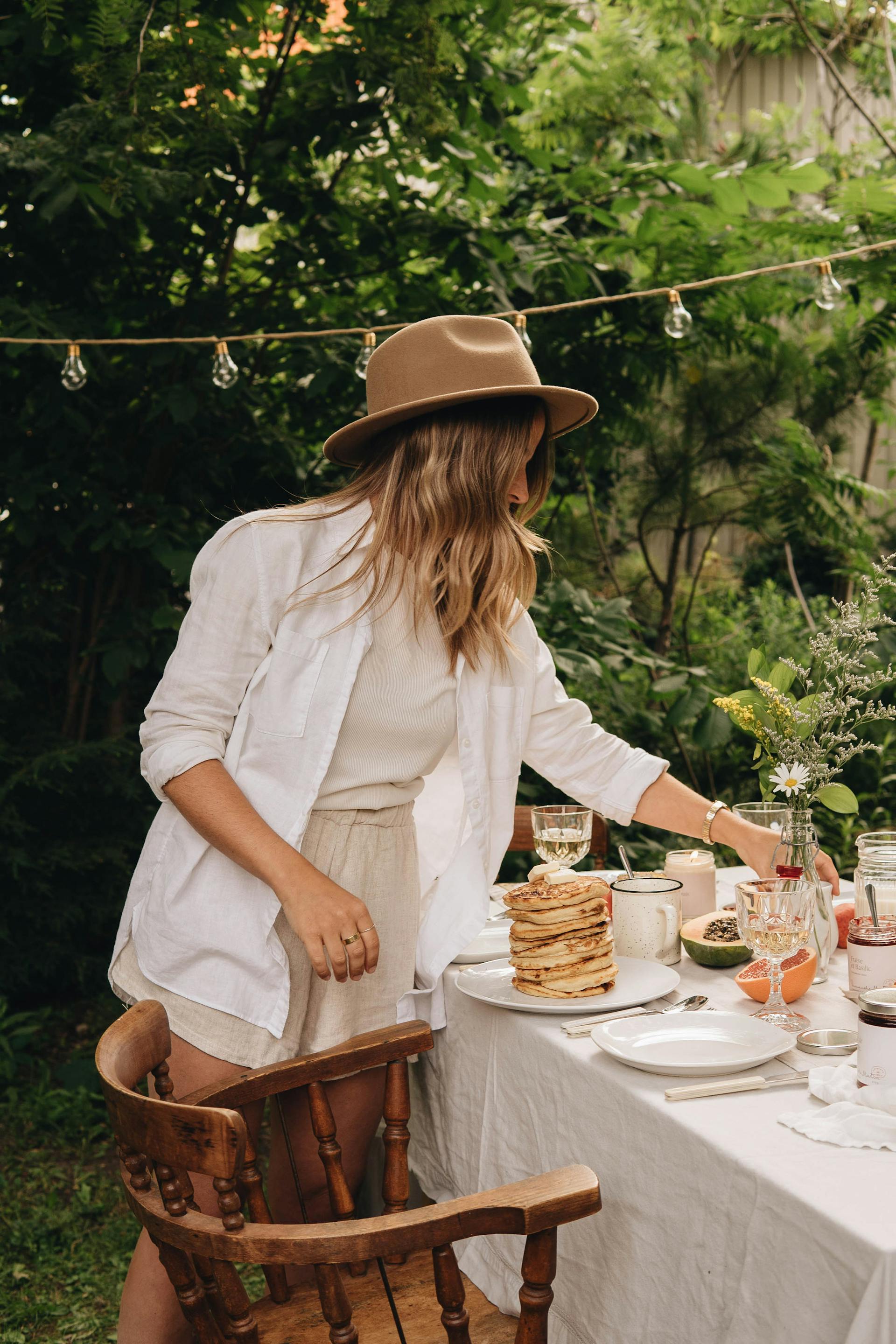 A woman setting a table | Source: Pexels