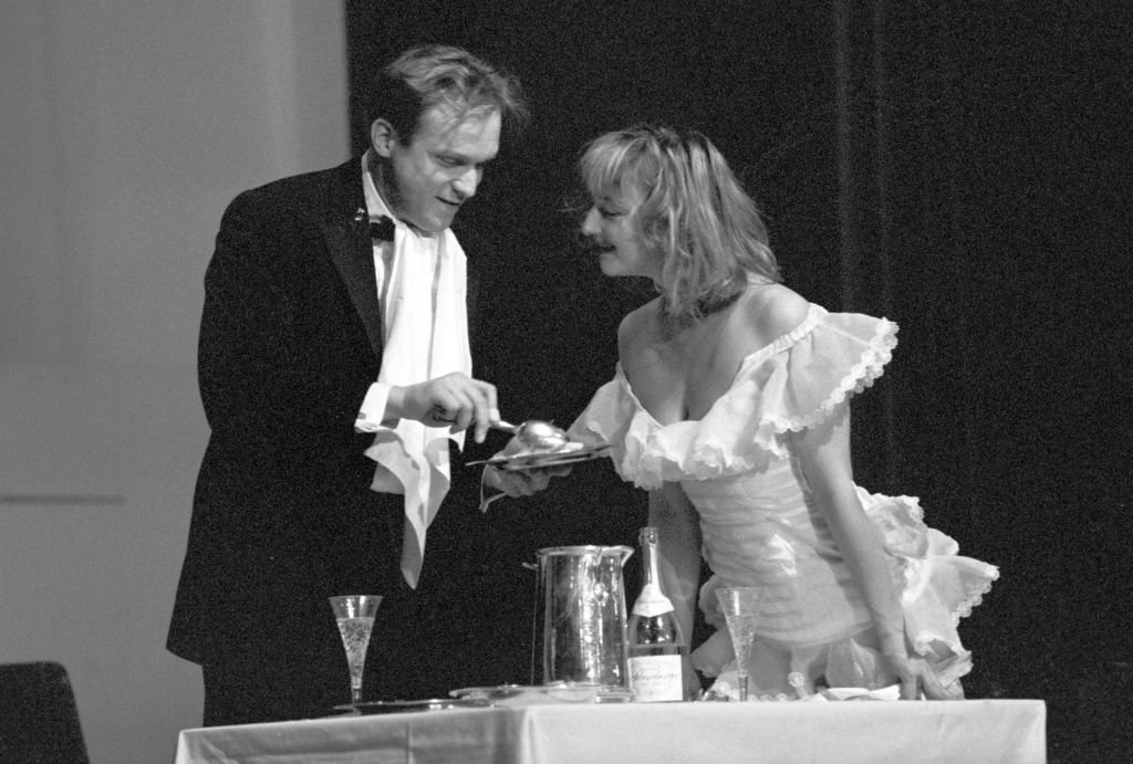 Susanne Lothar, hier in einer Szene mit Ulrich Tukur, spielt in der Tragödie in fünf Akten von Frank Wedekind die Titelrolle der "Lulu", Ulrich Wildgruber übernahm die Rolle des Dr. Franz Schöning. (Photo by Cornelia Gus) | Quelle: Picture alliance via Getty Images
