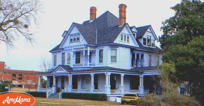 A woman was surprised to find out there was a mansion listed under her name thanks to a random man who appeared at her doorstep one day. | Source: Shutterstock
