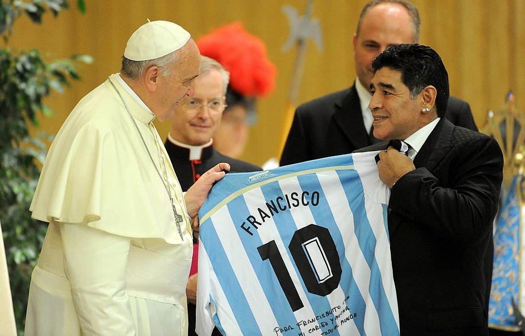Papst Franziskus trifft Diego Maradona während einer Audienz bei den Spielern der "Partita Interreligiosa Della Pace" in der Paul VI Hall vor dem interreligiösen Spiel für den Frieden im Olimpico-Stadion am 1. September 2014 in Rom, Italien. (Foto von Pier Marco Tacca) I Quelle: Getty Images