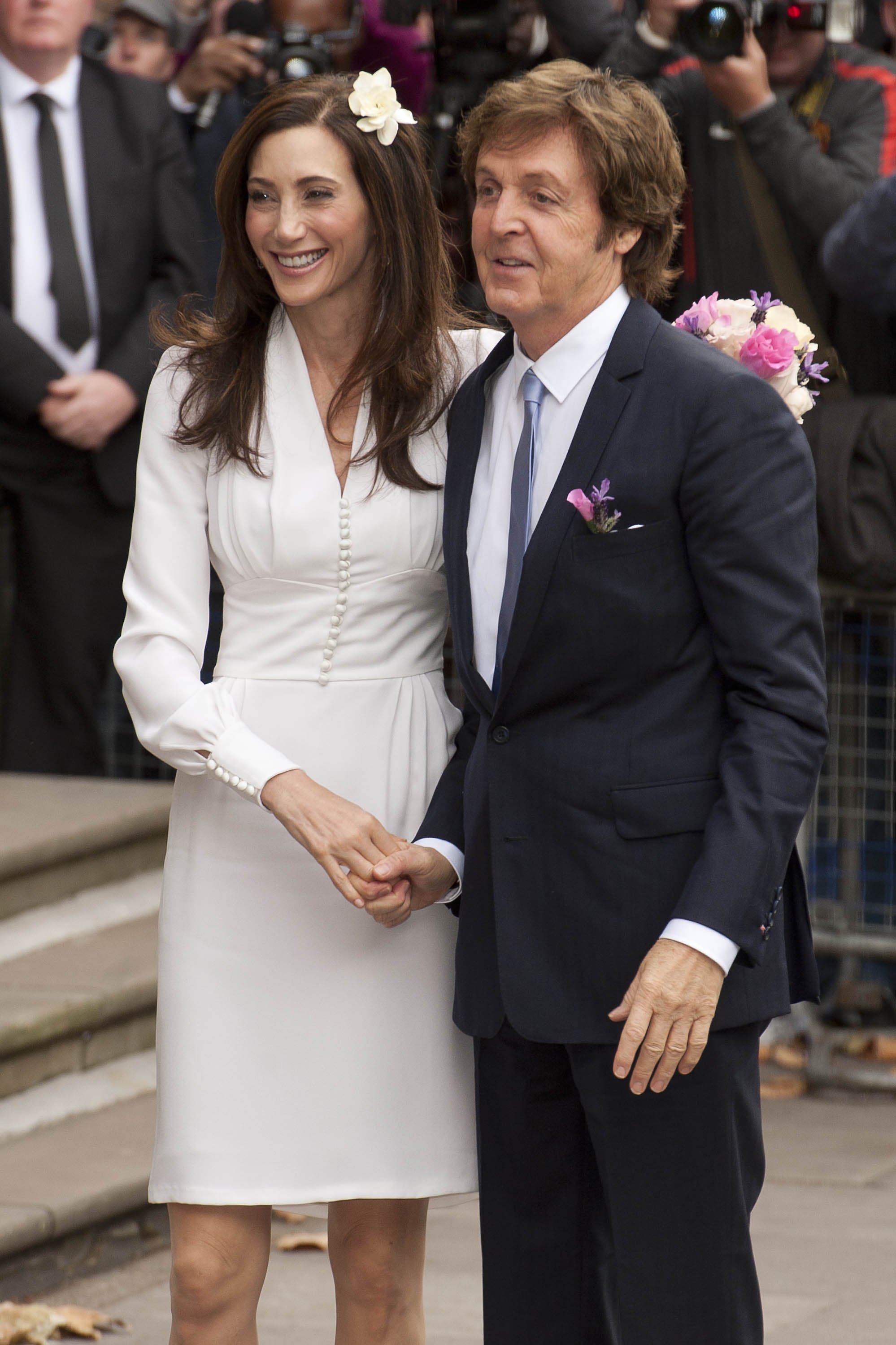 Sir Paul McCartney y Nancy Shevell en la Oficina de Registro de Marylebone para su matrimonio civil, el 9 de octubre de 2011 en Londres, Inglaterra. | Foto: Getty Images