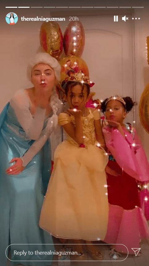 Royalty Brown poses with friends at a princess party. | Photo: Instagram/therealniaguzman