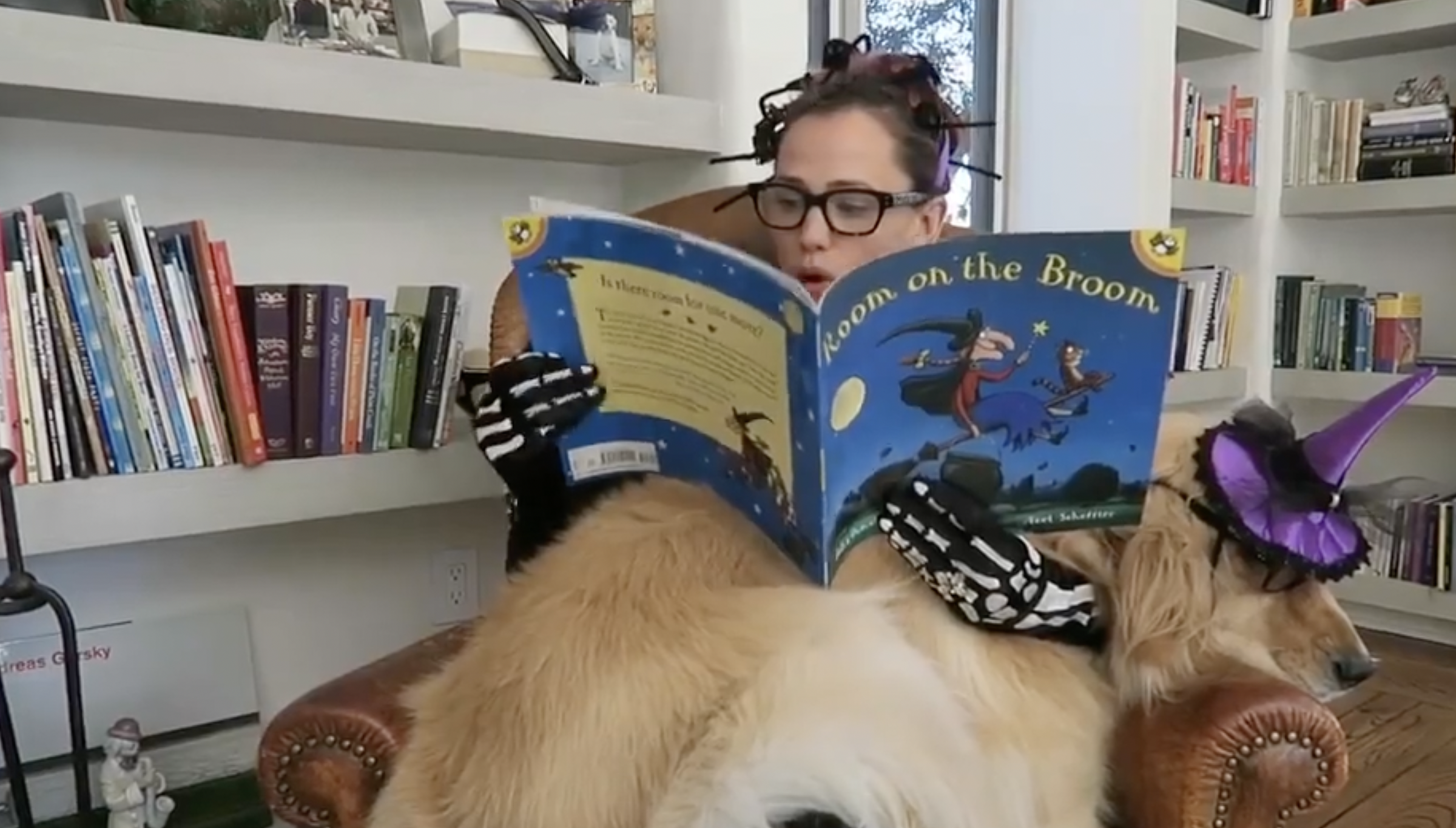 A glimpse inside Jennifer Garner's library from a post dated October 27, 2017. | Source: Instagram/jennifer.garner