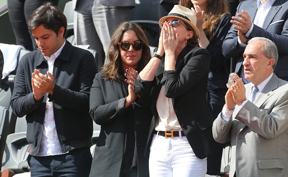 Cendrine Dominguez (C), son fils Léo Dominguez, sa fille Léa Dominguez et Jean Gachassin assistent à l'hommage rendu au champion de France de tennis Patrice Dominguez. |Photo :Getty Images. Cendrine Dominguez (C), son fils Léo Dominguez, sa fille Léa Dominguez et Jean Gachassin assistent à l'hommage rendu au champion de France de tennis Patrice Dominguez. |Photo :Getty Images.