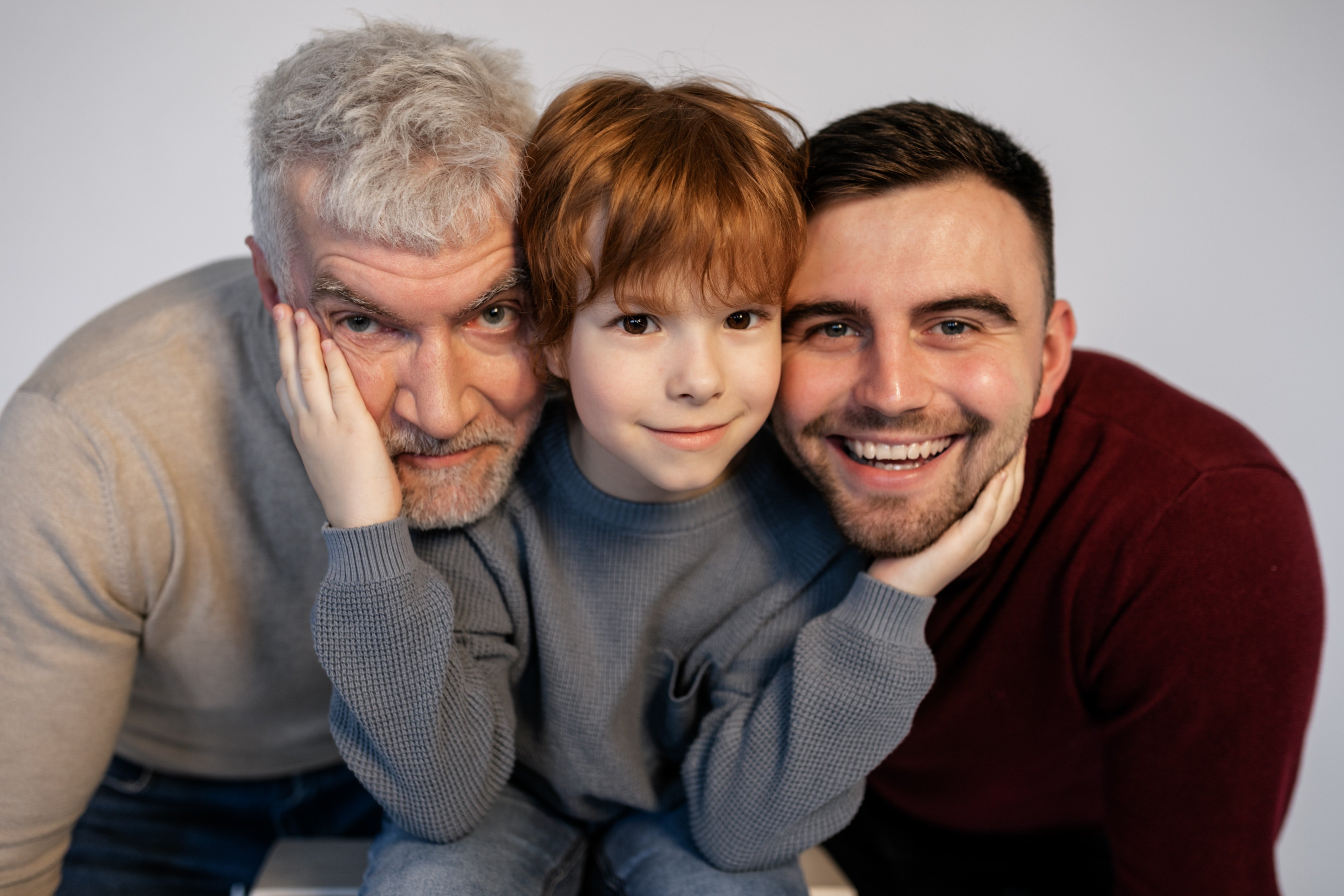 Abuelo, padre, hijo. | Foto: Pexels