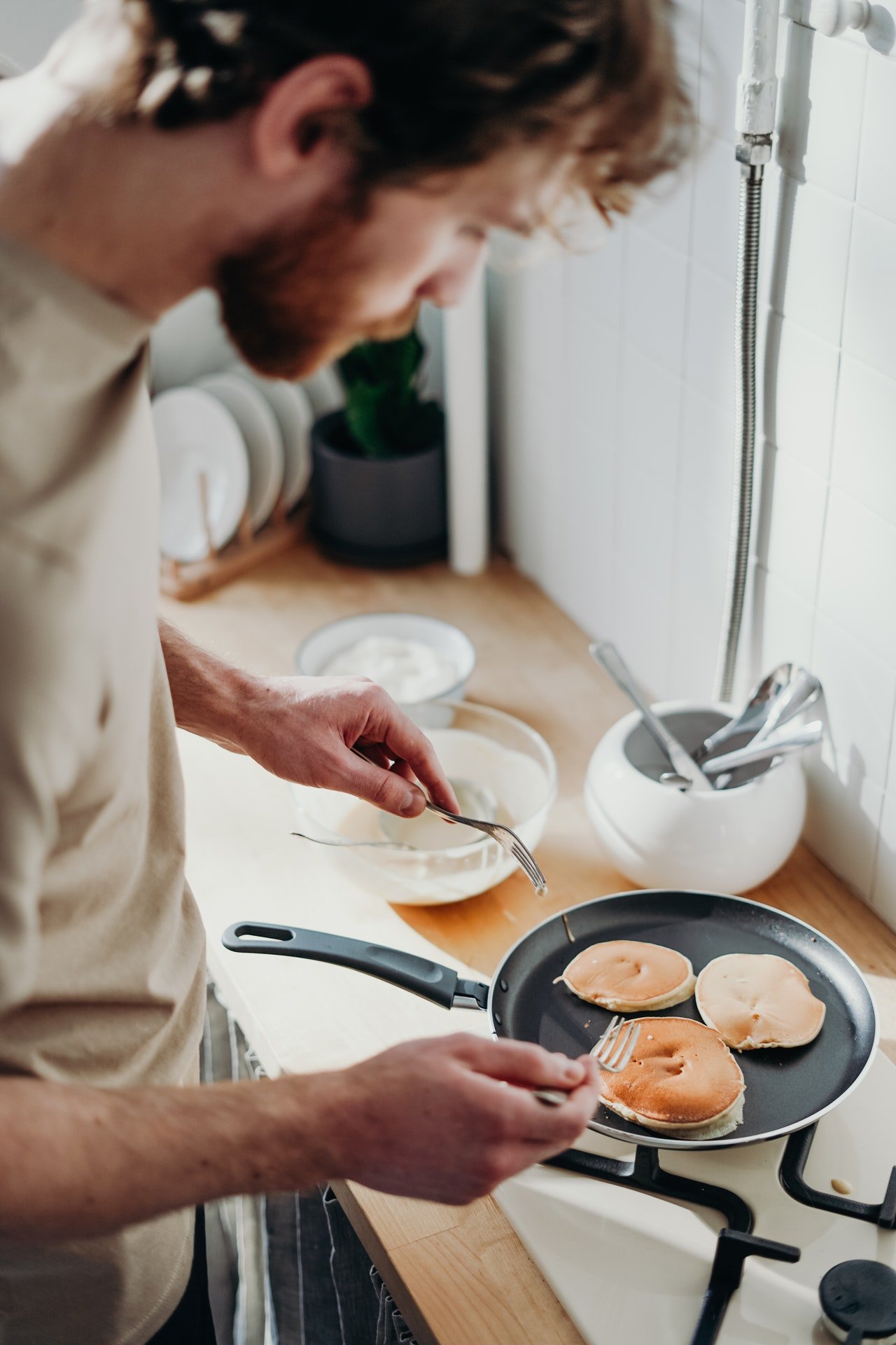 Susy brachte eine Pfannkuchenmischung mit, damit er seinen Kindern Frühstück machen konnte. | Quelle: Pexels