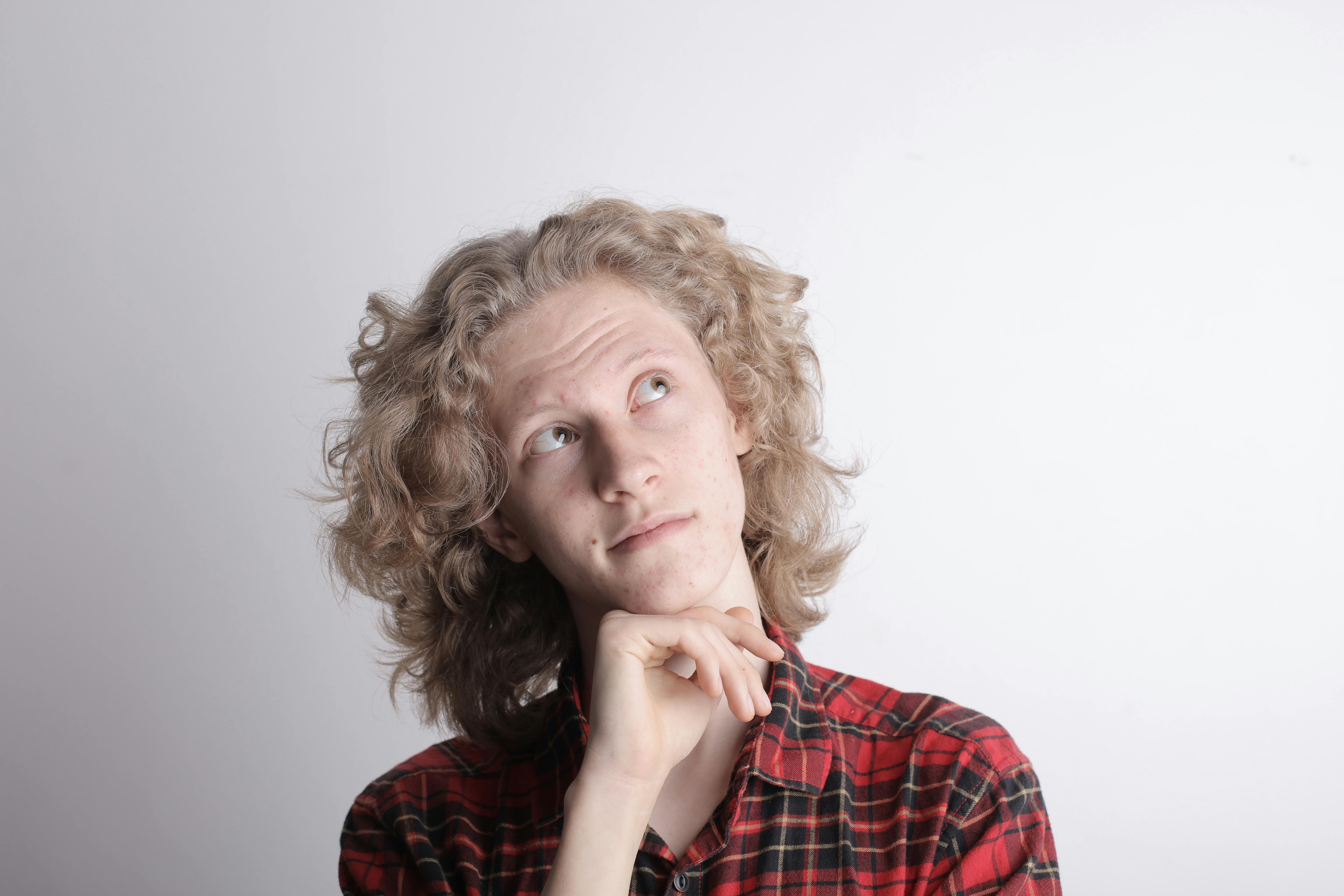 A pensive teen looking up | Source: Pexels