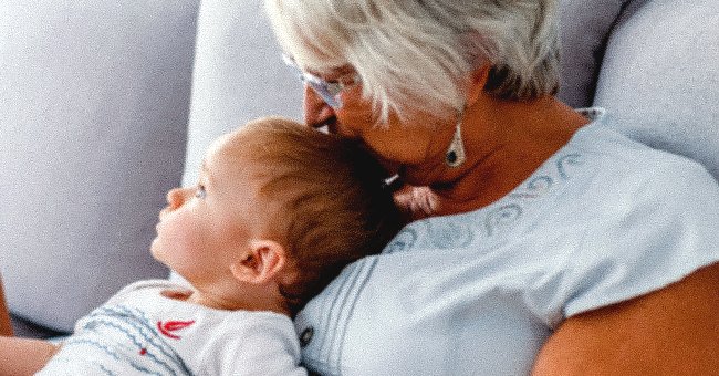 Abuela compartiendo con su nieta sentada en un sofá. | Foto: Shutterstock