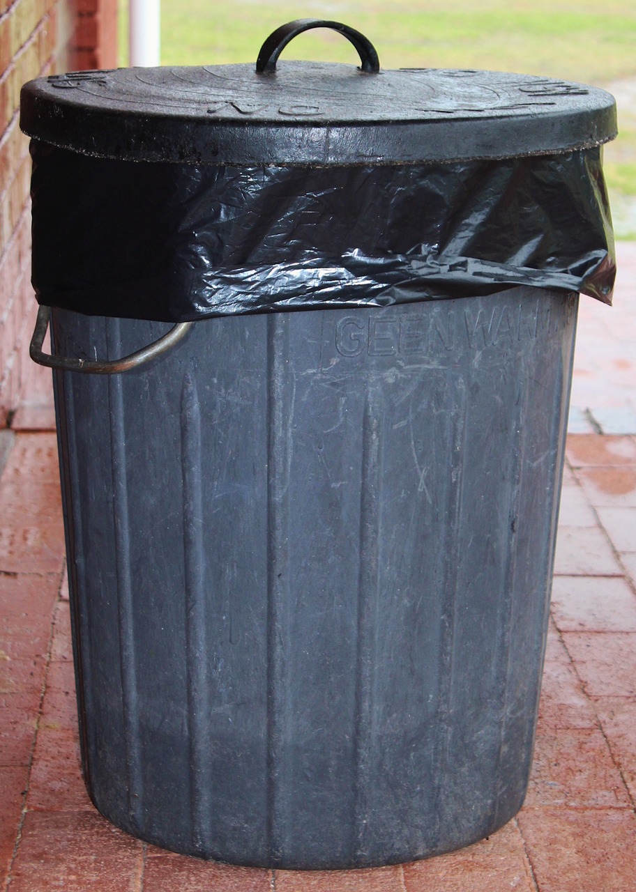 A trash can | Source: Pixabay
