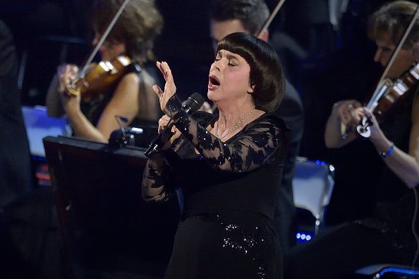 Mireille Mathieu à la salle Paul VI lors du concert annuel de Noël au Vatican. |photo : Getty Images
