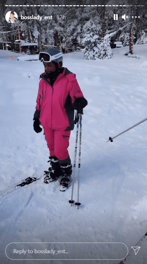Shante Broadus, seen wearing full skiing equipment and a pink skiing jacket , poses outside in the snow | Photo: Instagram/bosslady_ent
