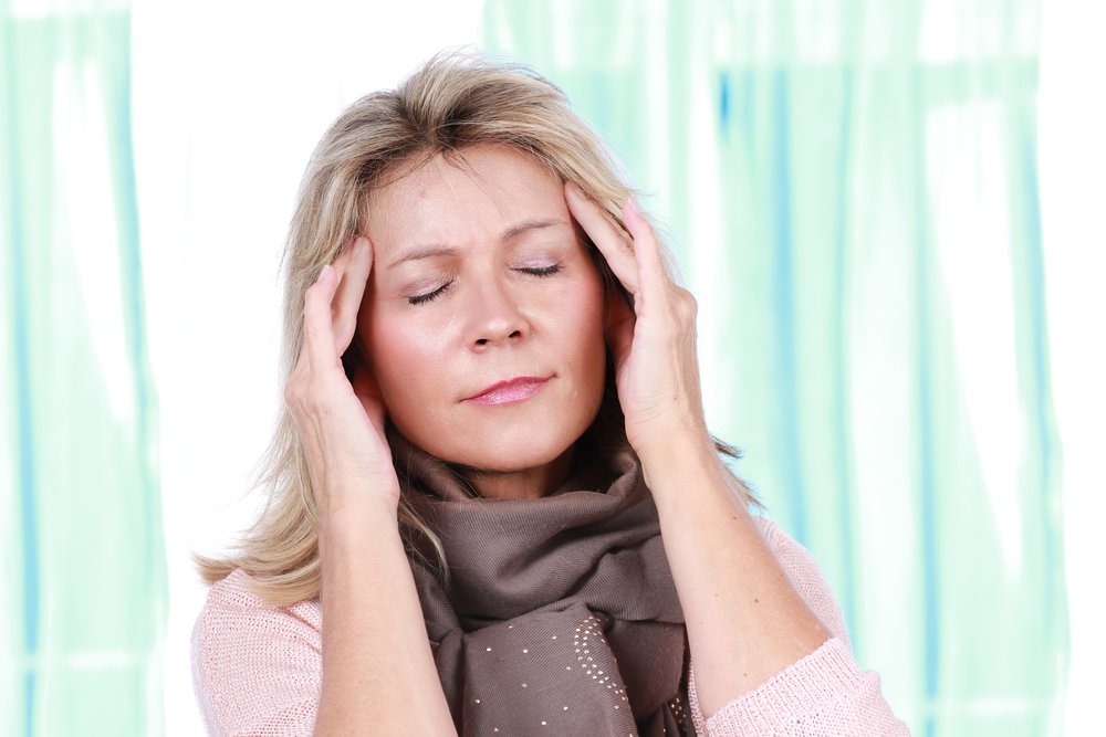 Mujer con dolor de cabeza. Fuente: Shutterstock
