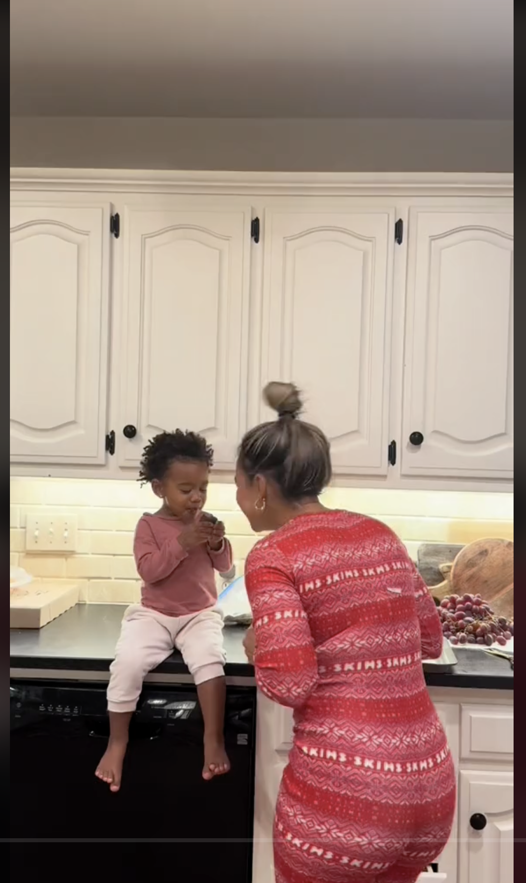 Ambery Henry and her daughter Ivy Jai, as seen in a TikTok video dated December 28, 2023 | Source: TikTok/amberhenryy