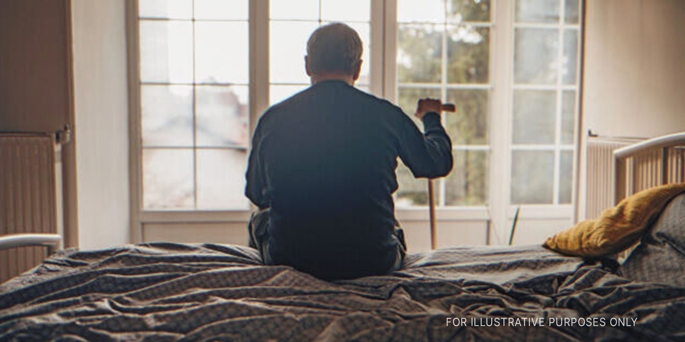 Old man sitting in a bed, staring out the window | Source: Getty Images