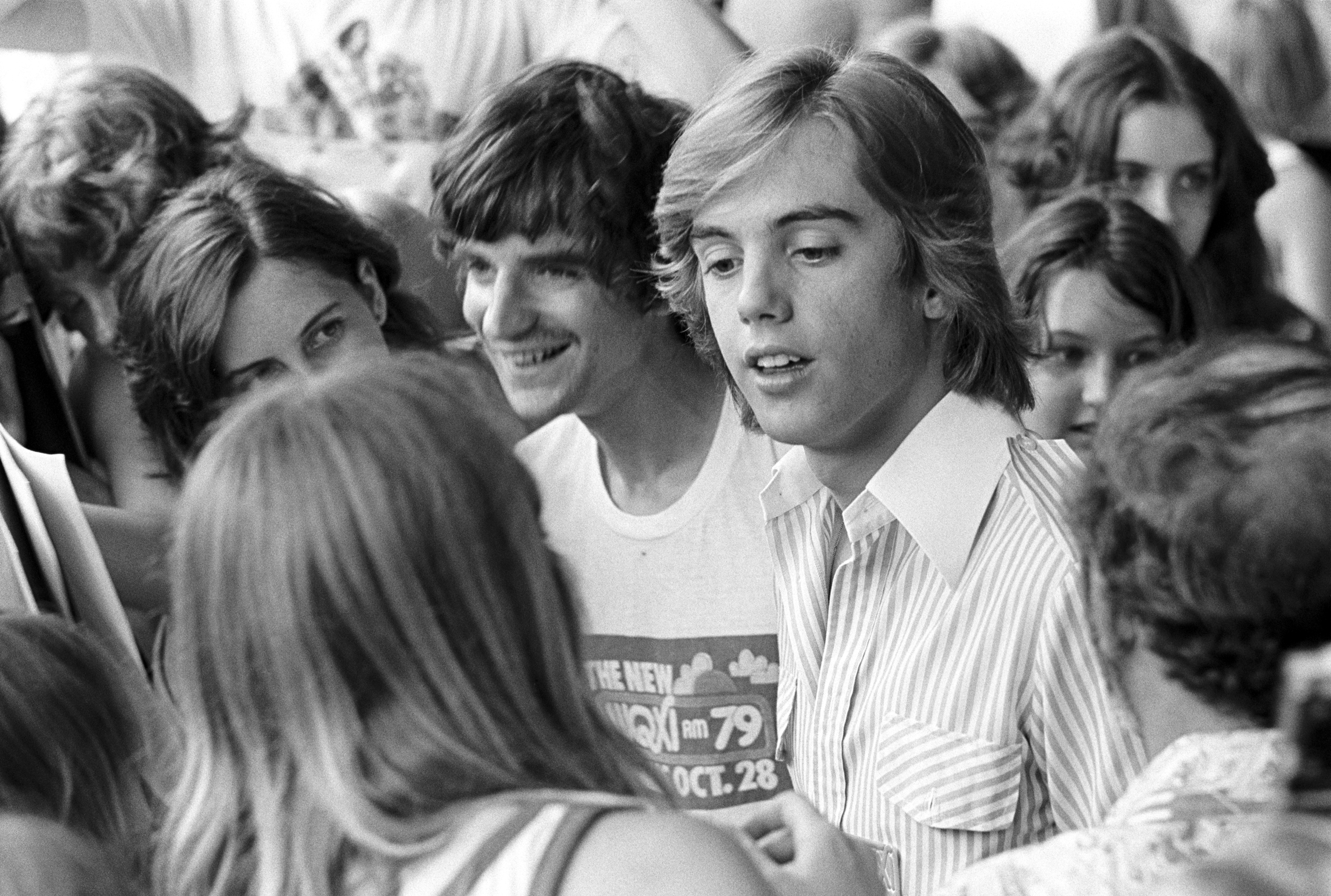 The singer pictured with fans outside WQXI radio studio on June 1, 1977, in Atlanta, Georgia. | Source: Getty Images