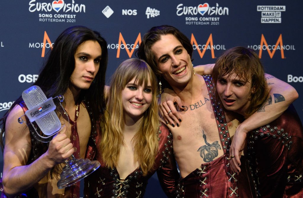 "Maneskin" (Italie) se réjouissent d'avoir remporté le Concours Eurovision de la chanson (ESC) lors d'un photocall. | Photo : Getty Images