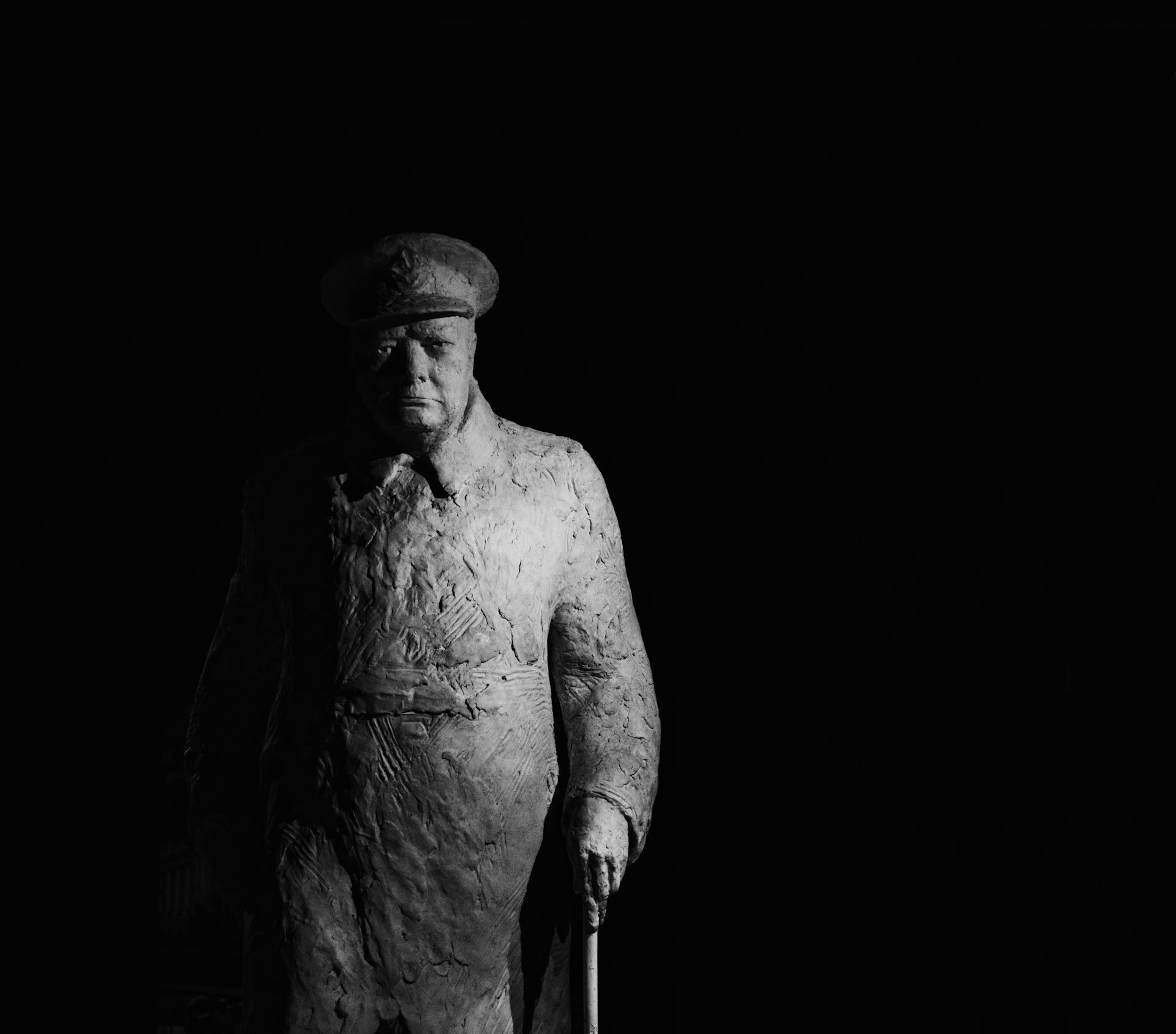 A statue of Winston Churchill against a dark background | Source: Pexels